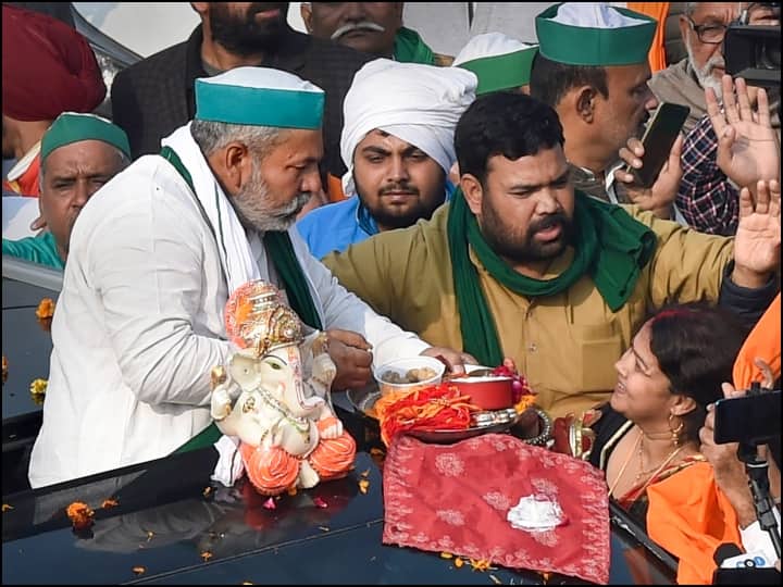 टिकैत ने गाजीपुर से रवानगी के फोटो और वीडियो सोशल मीडिया पर भी साझा किए. टिकैत ने ट्वीट किया, “13 महीने सड़क पर संघर्ष, आज घर वापसी देश के नागरिकों का हार्दिक आभार.” (तस्वीर: पीटीआई)