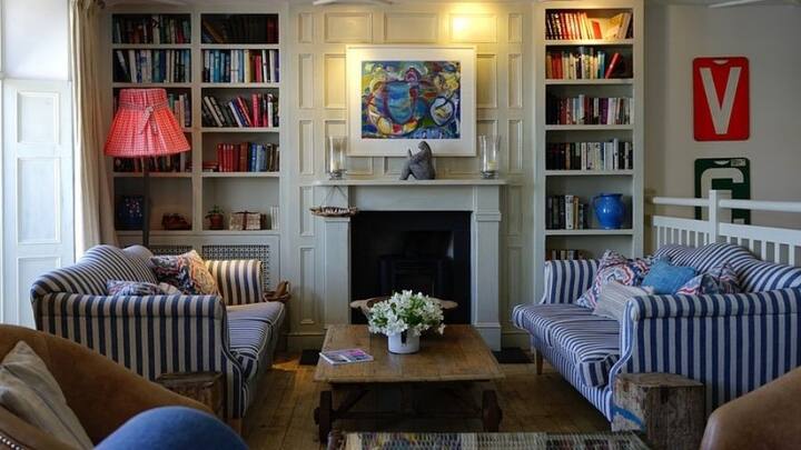 গত দু’বছরে জীবনযাত্রা বদলে গিয়েছে অনেকটাই। তার মধ্যেই এগিয়ে যেতে হচ্ছে। তাই নতুন বছরে রদবদল করে নিতে পারেন অন্দরসজ্জাতেও।