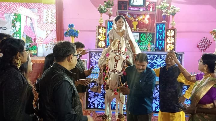 शादी को लेकर दुल्हन मां ने कहा कि बेटा और बेटी में अब कोई अंतर नहीं रहा है. समाज मे जितना अधिकार बेटों को है उतना हीं अधिकार बेटियों को भी है. शादी के पहले ही उसने ये प्लानिंग की थी तो हमने भी इसमें रजामंदी दे दी.