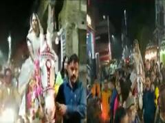 Watch: अनोखी शादी! धूमधाम से घोड़ी पर सवार होकर दूल्हे राजा को लाने निकली दुल्हन