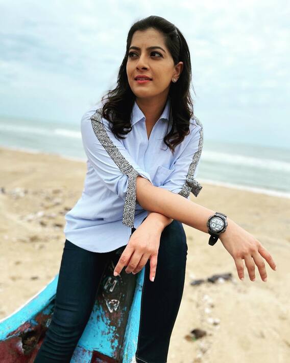 Varalaxmi Sarathkumar Photos: స్క్రీన్ పై నాటు.. ఆఫ్ స్క్రీన్ క్యూట్..