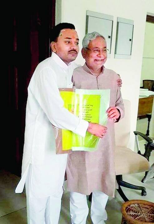 नीतीश कुमार बिहार के मुख्यमंत्री हैं. उनके बेटे के नाम निशांत कुमार है. निशांत राजनीति से दूर हैं. वह पेशे से इंजीनियर हैं. उन्होंने बीआईटी मेसरा से इंजीनियरिंग की है.