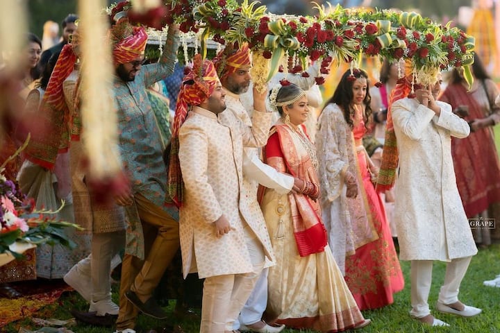 दिलीप जोशी यांनी मुलीच्या लग्नातील काही खास फोटो सोशल मीडियावर शेअर करून त्याला कॅप्शन दिले, 'नियतीला आणि आमच्या कुटुंबातील नवा सदस्य यशोवर्धनला पुढील वाटचालीसाठी खुप शुभेच्छा. आमच्यासोबत राहुन आमच्या मुलांना आशीर्वाद दिल्याबद्दल मी सर्वांचे आभार मानतो. जय स्वामीनारायण ' (photo:maakasamdilipjoshi/ig)