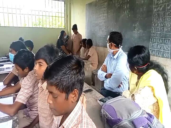 Commissioner of School Education inspects Mayiladuthurai District Schools மாணவர்களுக்கு சரியாக பாடம் நடத்தப்படுகிறதா?  - கடைசி பெஞ்சில் அமர்ந்து ஆய்வு செய்த பள்ளிக்கல்வி ஆணையர்