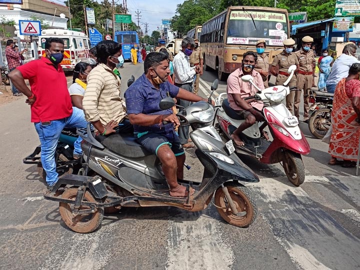 தஞ்சையில் மாற்றுத்திறனாளிகள் சாலை மறியல் - மாத உதவித்தொகை உயர்த்தி தர கோரிக்கை