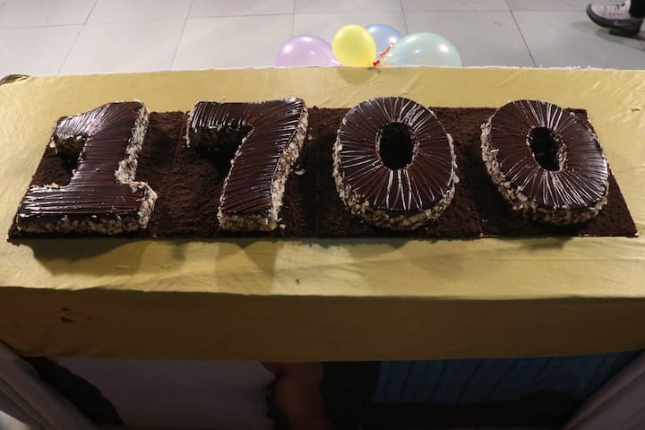 1700 एपिसोड पूरे होने की खुशी में केक को भी इसी नंबर की तरह बनवाया गया था. जिसके बाद पूरी टीम ने इस केक को काटा और धमाल मचाया.