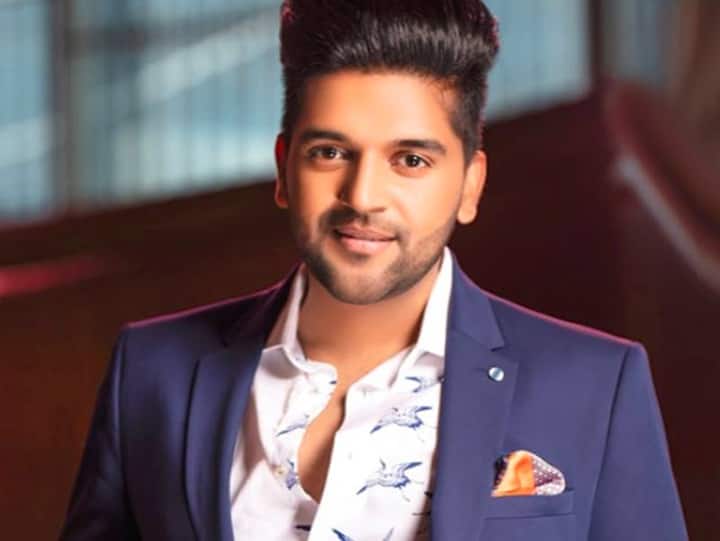 बचपन से ही सिंगिंग का शौक रखने वाले गुरु ने शुरुआत में गुरदास के छोटे-मोटे फंक्शन में गाना गाने का काम शुरू किया था. वहां लोगों ने उनके टैलेंट को काफी सराहा फिर गुरु ने दिल्ली आकर पार्टियों और शादियों में गाना शुरू कर दिया