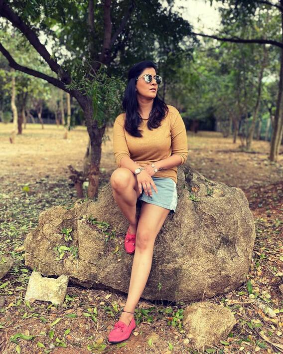 Varalaxmi Sarathkumar Photos: స్క్రీన్ పై నాటు.. ఆఫ్ స్క్రీన్ క్యూట్..