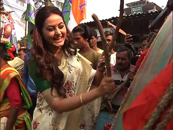 তার তালে নাচলেন ১০৯ নম্বর ওয়ার্ডের তৃণমূল প্রার্থী অনন্যা বন্দ্যোপাধ্যায়