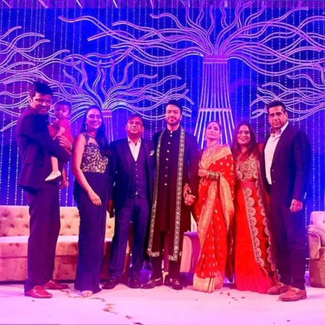 इस वेडिंग रिसेप्शन में टेलीविजन और सिनेमा से जुड़ी कई हस्तियों ने शिरकत की और न्यूली वेड अंकिता लोखंडे और विक्की जैन के साथ खूब मस्ती की साथ ही तस्वीरें भी क्लिक कराई.