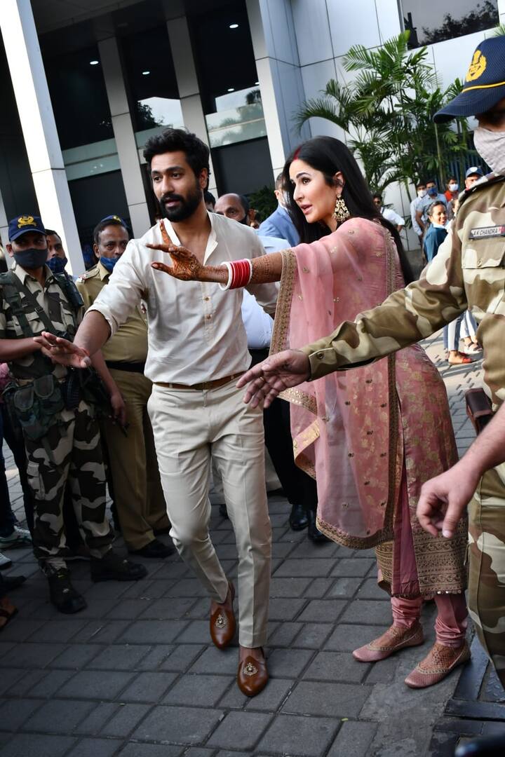 इस दौरान विक्की कौशल और कैटरीना कैफ अपने फैंस को समझते और कंट्रोल करते नजर आए.