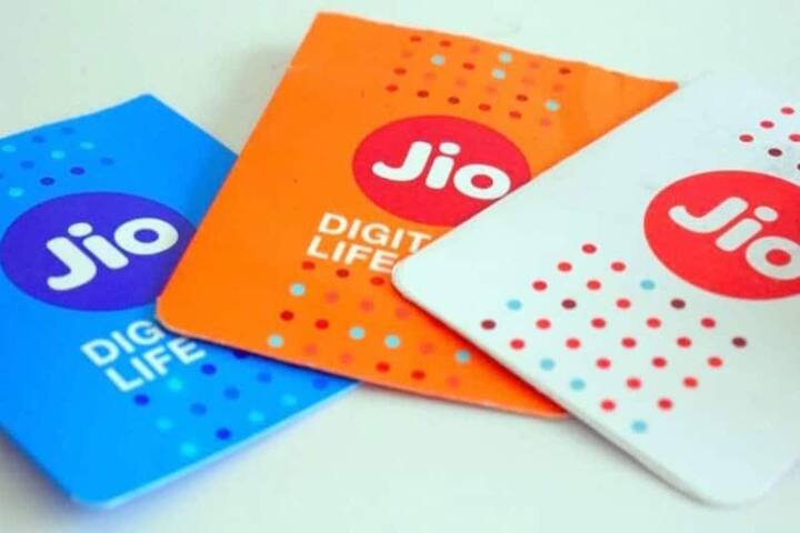Jio 599 Rupees Plan - जियो की ओर से ग्राहकों को 533 रुपये वाले रिचार्ज की सुविधा दी जाती है. जियो का 599 रुपये का कोई प्लान नहीं है. इस प्लान की 56 दिनों की वैलिडिटी है. इसके अलावा आपको हर दिन 2GB Data मिलता है. साथ ही किसी भी नेटवर्क पर अनलिमिटेड कॉलिंग की सुविधा मिलती है. इसके अलावा जियो ऐप का फ्री एक्सेस भी मिलता है.