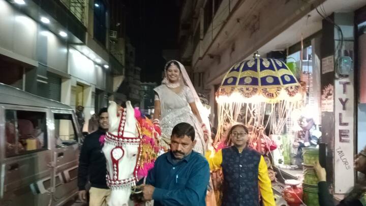 दरअसल हाल ही में गया शहर में एक अनोखी शादी देखने को मिली है. जहां अनुष्का गुहा नाम की दुल्हन घोड़े पर सवार होकर अपने दूल्हे के पास पहुंची. इस दौरान शहर में जिसने भी उसे देखा वो हैरान रह गया.
