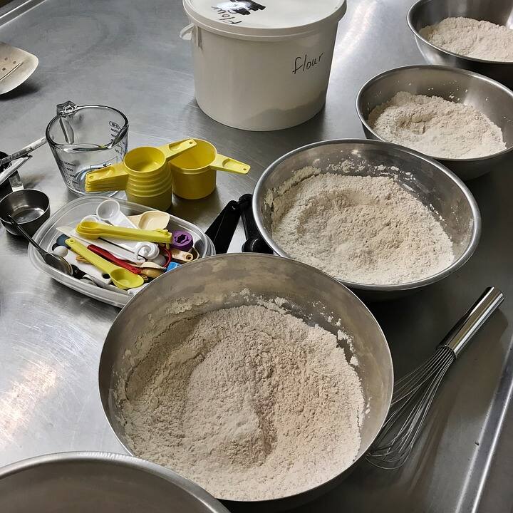 পারফেক্ট কেক বানানো জন্য ব্যাটার ঠিকমতো ফেটানো জরুরি। ব্যাটার ঠিক হয়েছে কিনা বুঝতে ব্যাটারের মধ্যে ১ ফোঁটা জল ফেলুন। জল যদি ভেসে ওঠে তাহলে বুঝবেন কেকের জন্য ব্যাটার একেবারে তৈরি। পাশাপাশি কেক মোল্ডের মধ্যে কেকের ব্যাটার ঢালার আগে পার্চমেন্ট বা বাটার পেপার দিতে ভুলবেন না।  এতে কেক পুড়ে যাওয়ার বা পাত্রের নিচে আটকে যাবার সম্ভাবনা আর থাকবে না।
