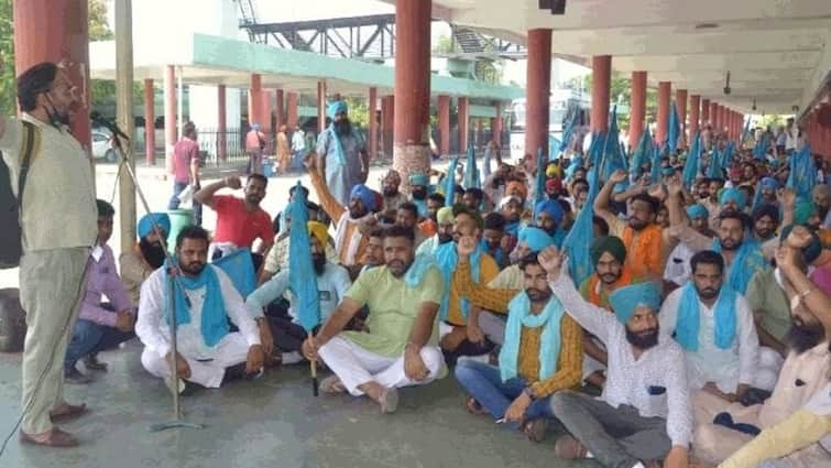 prtc and punbus workers strike get support farmers Punjab Roadways Strike: PRTC ਤੇ ਪਨਬੱਸ ਕਾਮਿਆਂ ਦੀ ਹੜਤਾਲ ਨੂੰ ਮਿਲਿਆ ਕਿਸਾਨਾਂ ਦਾ ਸਾਥ, ਹੁਣ ਮੁੱਖ ਮੰਤਰੀ ਨਿਵਾਸ ਦਾ ਘਿਰਾਓ ਕਰਨ ਦਾ ਐਲਾਨ