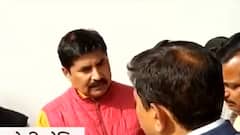 Ajay Teni रिपोर्टर के कॉलर तक पहुंच गए, फोन छीनने की कोशिश, देने लगे गालियां | Lakhimpur Case