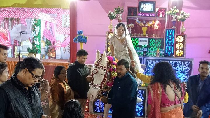 दूल्हे जिपोकज ने बताया की शादी के पहले अनुष्का ने मुझे ये बता दिया था. मैं भी ये ही मानता हूं कि बाईलोजिकल अंतर के अलावा बेटे और बेटियां में कोई अंतर नहीं होता और घोड़े पर बैठकर दुल्हन भी काफी खुश हैं. उन्होंने कहा कि भारत में अक्सर लड़कियों के जन्म लेने पर उन्हें मार दिया जाता ,जात पात की अवधारणा है, तो समाज मे इस अंतर को खत्म करने के लिए ये हमारी एक छोटी सी कोशिश है.