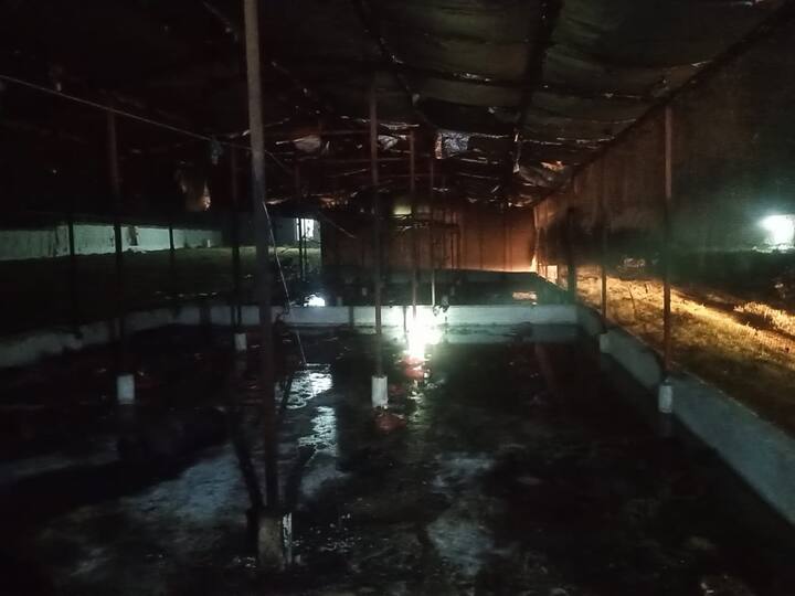 असिस्टेंट फायर अधिकारी शिवराम ने बताया कि सुबह करीब 1.30 बजे कंट्रोल रूम से आग लगने की सूचना मिली थी. जिसके बाद मौके पर पहुंचे तो देखा कि सुखी घास से आग शुरू हुई जो फार्म में अन्य जगह पर फैल रही थी.