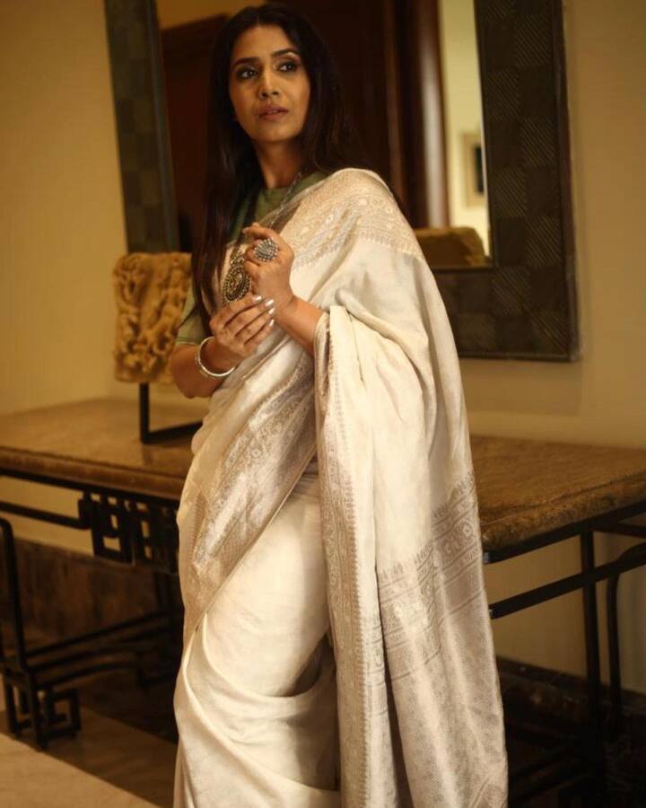 सोनालीनं इंग्रजी, इटालियन, बंगाली, मराठी, तामीळ, तेलगू, हिंदी आशा विविध भाषांतील तब्बल ८० चित्रपटांत भूमिका साकारल्या आहेत. (Photo:@sonalikul/IG)