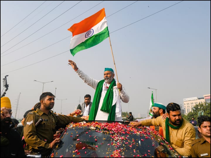 एसकेएम ने कहा था कि किसान 11 दिसंबर को ‘‘विजय दिवस’’ के रूप में मनाएंगे, जिसके बाद वे अपने घर लौटेंगे. इसके बाद सिंघू व टिकरी सीमा से किसान शनिवार को घर लौट गए थे. टिकैत ने तब किसानों के पहले समूह के 11 दिसंबर को उत्तराखंड और उत्तर प्रदेश रवाना होने की जानकारी देते हुए कहा था कि किसान 15 दिसंबर तक गाजीपुर सीमा पर अपना आंदोलन स्थल पूरी तरह से खाली कर देंगे. (तस्वीर: पीटीआई)