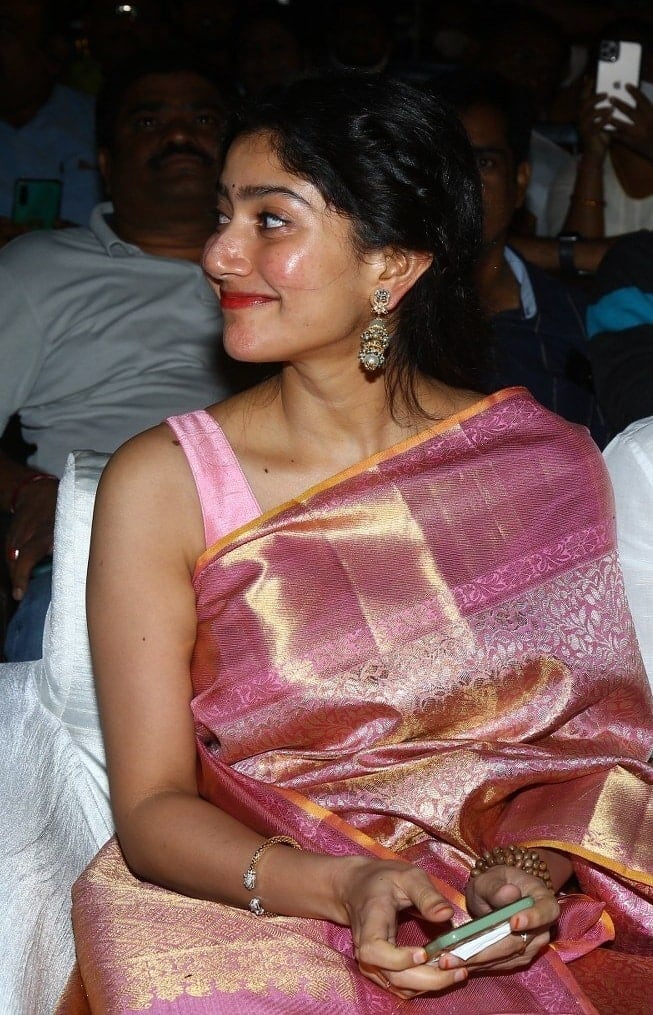 உன் புன்னகை ஹோ ஹோ எனும் சாவியால் ஹோ ஹோ