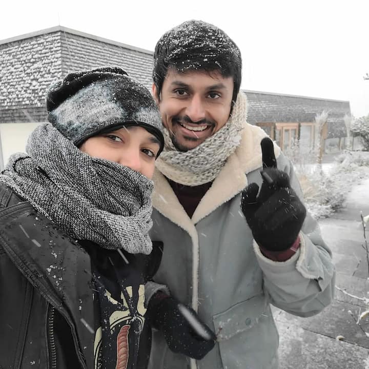 दरअसल, नूपुर शिखरे और इरा खान इस दिनों किसी कोल्ड डेस्टिनेशन पर वैकेशन मना रहे हैं. ऐसे में सर्दी के मौसम और स्नो फॉल को इंजॉय करते हुए नूपुर ने इरा के साथ ये तस्वीरें शेयर की हैं.