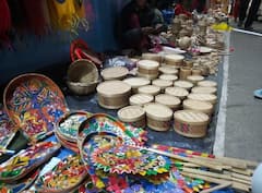 Kolkata Hand Craft Fair 2021: অকাল বৃষ্টি-দুর্যোগে মন্দা হস্তশিল্পে, মেলার শেষবেলায় ক্রেতার পথ চেয়ে চিত্রকররা