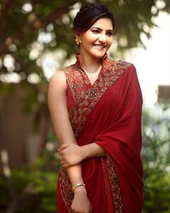 Actress athulya ravi clicks : அட்டகாச அழகை சிவப்பு சேலையில் வெளிப்படுத்திய அதுல்யா ரவி... இன்ஸ்டா க்ளிக்ஸ்!