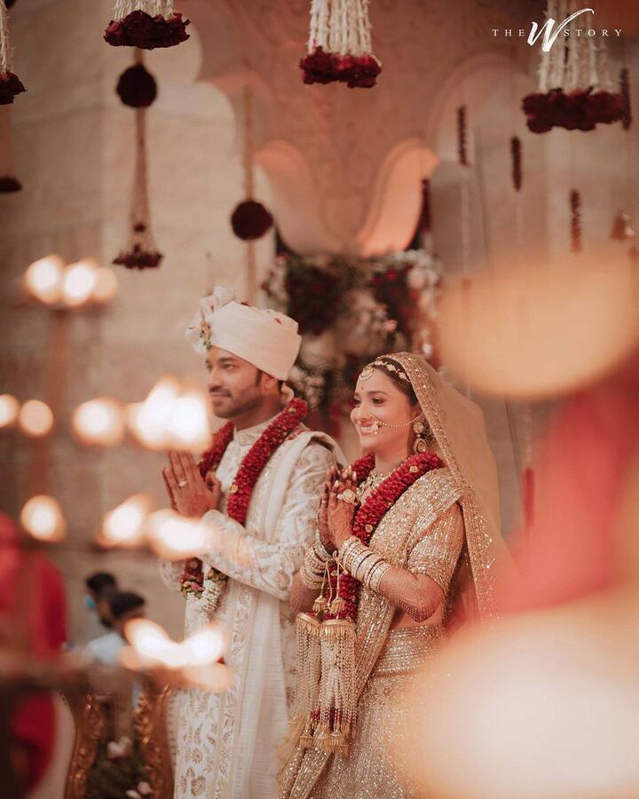 तर अंकिताने सोनेरी रंगाचा सुंदर वर्क केलेला लेहेंगा घातला आहे. (photo credit : lokhandeankita/ig)