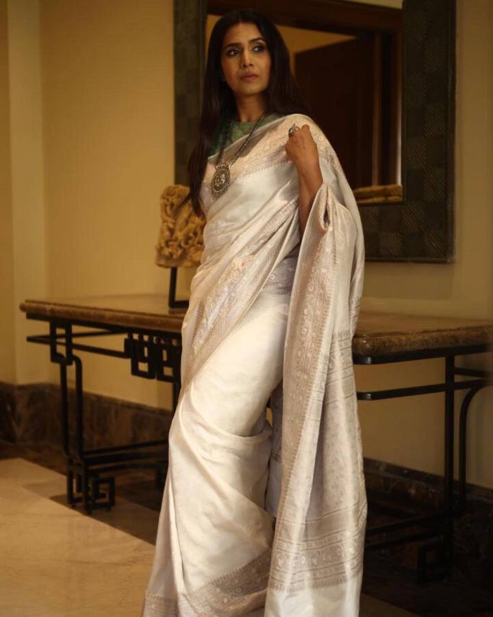 नुकतेच सोनालीने काही खास फोटो सोशल मीडियावर शेअर केलेत, ज्याला चाहत्यांची पसंती मिळतेय . (Photo:@sonalikul/IG)