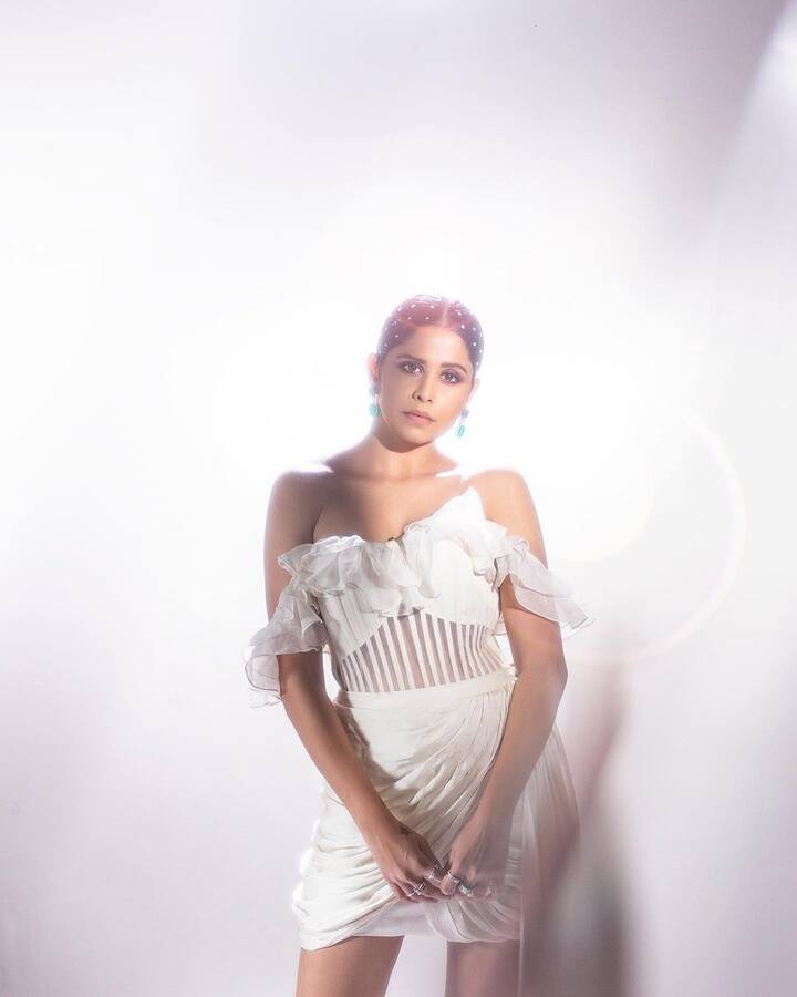 सईच्या बोल्ड आणि बिंधास्त लूकची कायमच सोशल मीडियावर चर्चा रंगत असते. (Photo:@saietamhankar/IG