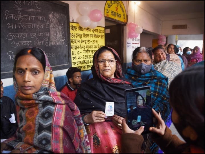 Modi Cabinet Decision: Aadhar Card से Voter ID जोड़ने का रास्ता साफ, मतदाता सूची में नाम जोड़ने के लिए मिलेंगे इतने मौके