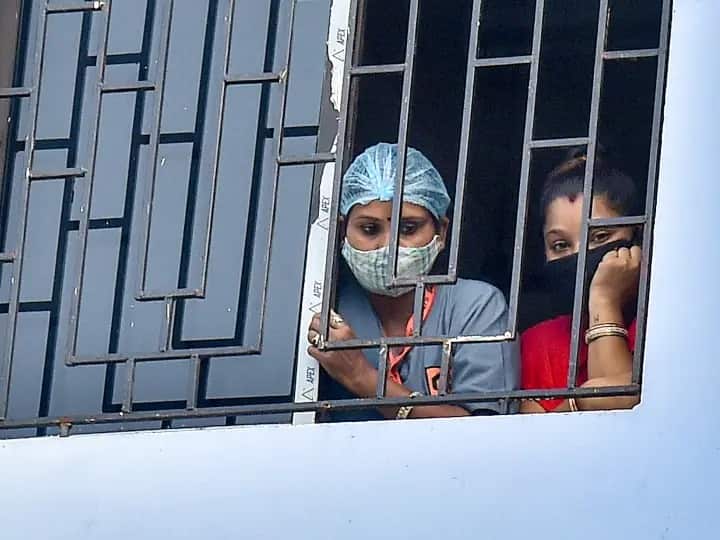 West Bengal First Omicron Case Reports 7 year-Old Boy Tests Positive Check Details Omicron Case in Bengal: पश्चिम बंगाल में कोरोना के ओमिक्रोन वेरिएंट का आया पहला मामला, सात वर्षीय बच्चा हुआ संक्रमित