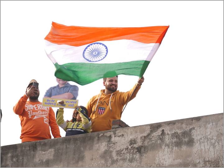 केंद्र सरकार के तीन कृषि कानूनों के खिलाफ जीत के लिए केजरीवाल ने किसानों को बधाई दी. आप नेता ने कहा,