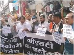 Indore News: इंदौर में कपड़ा कारोबारियों ने थाली बजाकर किया GST बढ़ोतरी का विरोध, कहा- छोटे व्यापारी हो जाएंगे खत्म