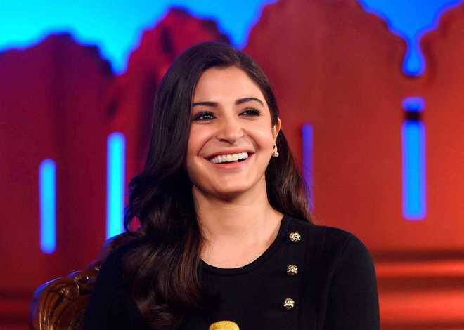 अनुष्का शर्मा (Anushka Sharma): एक्ट्रेस अनुष्का शर्मा और क्रिकेटर विराट कोहली को पॉवर कपल भी कहा जाता है. आपको बता दें कि अनुष्का सोशल मीडिया पर काफी एक्टिव रहती हैं और अक्सर अपनी लाइफ से जुड़े छोटे-बड़े अपडेट्स फैन्स के साथ शेयर करती रहती हैं. अनुष्का को सोशल मीडिया क्वीन कहना गलत नहीं होगा क्योंकि एक्ट्रेस के पास इन्स्टाग्राम पर 55 मिलियन से अधिक फॉलोअर्स हैं.