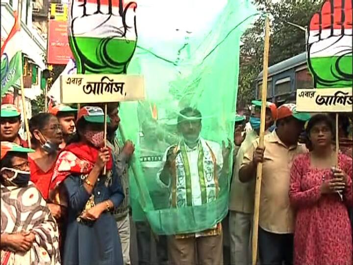 মশারির মধ্যে প্রার্থী। এভাবেই আজ প্রচারে কংগ্রেস প্রার্থী আশিস চট্টোপাধ্যায়।