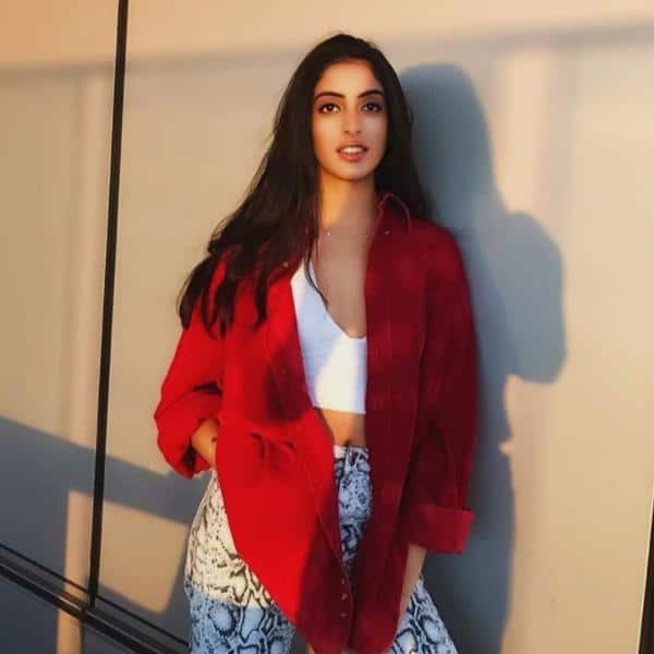 नव्या नवेली नंदा (Navya Naveli Nanda): अमिताभ बच्चन की नातिन और श्वेता बच्चन की बेटी नव्या भी सोशल मीडिया पर काफी लोकप्रिय हैं. वह फिल्मों में नहीं आना चाहती हैं और पेशे से एक एंटरप्रेन्योर हैं.