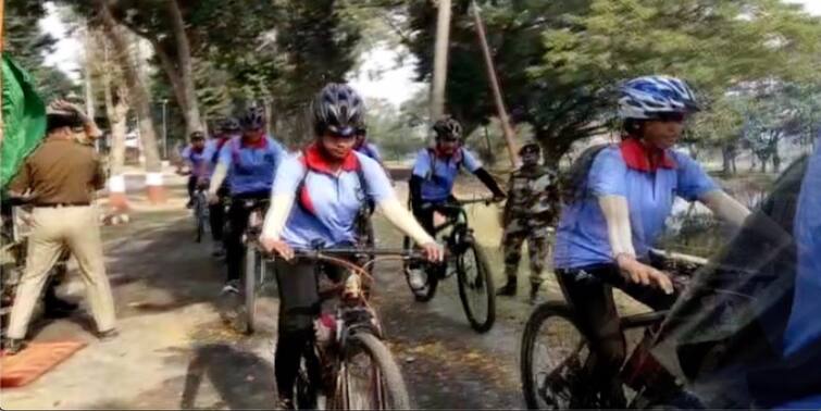 Malda BSF holds border bicycle rally to mark Bangladesh Liberation war and Indian Indepence at 75 Vijay Diwas 2021:  ভারত-বাংলাদেশ সম্প্রীতিতে বিশেষ সাইকেলযাত্রা বিএসএফ-এর