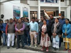 Sonbhadra News: ग्राम पंचायत सचिव को फोन पर धमकी देने के मामले ने पकड़ा तूल, सचिवों ने किया प्रदर्शन