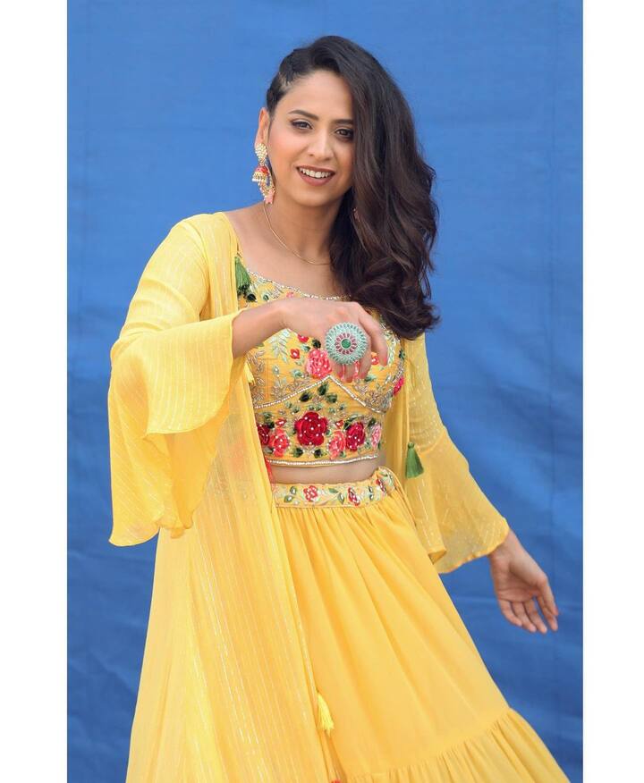 स्वानंदीने नुकतेच तिच्या खास लूकचे फोटो शेअर केलेत, हा लुक तिने इंडियन आयडॉल या शोचं सूत्रसंचालन करताना केलाय. (photo: swananditikekar/ig)