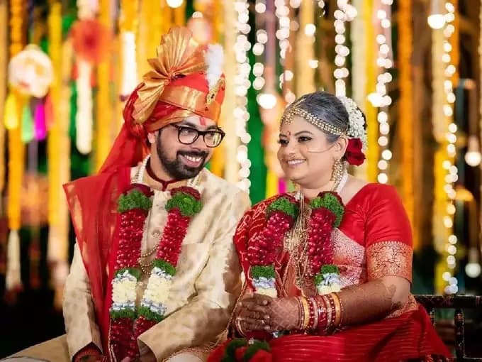 નિયતિ જોષીના લગ્ન જેની સાથે થયા છે તેનું નામ યશોવર્ધન મિશ્રા છે. 4 વર્ષથી નિયતિ અને યશોવર્ધન એકબીજાને ડેટ કરી રહ્યાં હતા અને કોલેજમાં પણ સાથે જ ભણી રહ્યાં હતા.