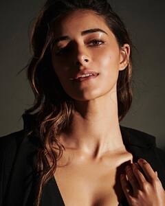 Ananya Pandey Photos: अनन्या पांडे ने बढ़ाया ऐसा पारा, तस्वीरें देख सर्दी के मौसम में टपका माथे से पसीना!