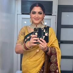 Kushboo Pics: மஞ்சக்காட்டு மைனாவாக மாறிய நடிகை குஷ்பூ...