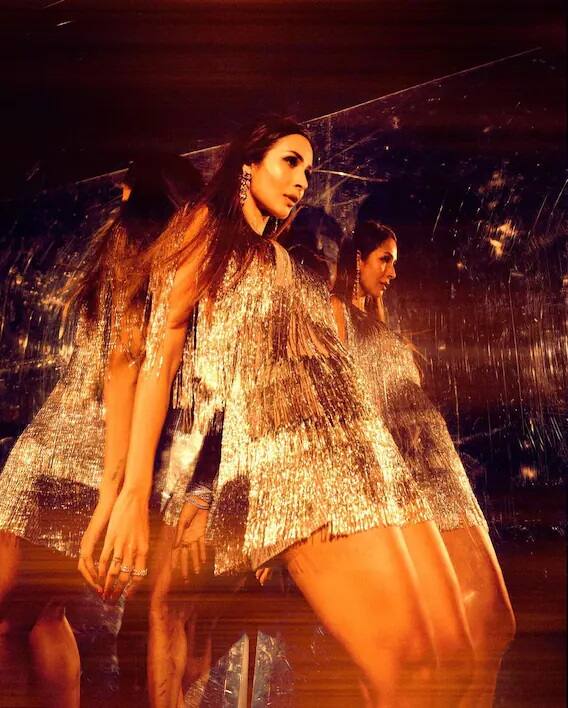 મલાઇકા અરોરા લેટેસ્ટ ફોટોશૂટમાં ગોલ્ડન કલરની શોર્ટ શિમરી ડ્રેસ પહેરીની નજર આવી હતી. જેમાં તેમની કાતિલ અદાઓ નજરે આવી રહી છે.