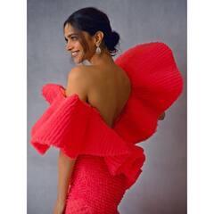 Deepika Padukone: హీరోయిన్ పొడుగు అంటే గౌను ఇంకా పొడుగ్గా ఉంది!