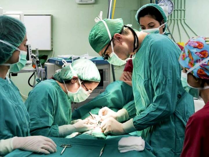 Doctors at Hyderabad hospital remove 156 kidney stones through keyhole opening Hyderabad में हैरान करने वाला मामला, मरीज की किडनी से निकाले गए 156 स्टोन