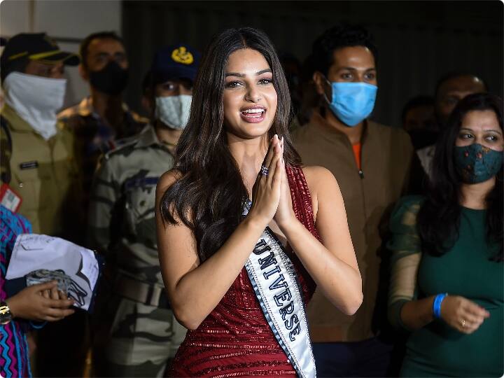 मिस यूनिवर्स-2021 का खिताब जीतने वाली पंजाब की हरनाज संधू भारत पहुंच गई हैं. मिस यूनिवर्स-2021 के विजेता हरजान बुधवार को मुंबई एयरपोर्ट पहुंची. इस दौरान उनके स्वागत में भारी संख्या में लोग मौजूद रहे. हरनाज की सुरक्षा को देखते हुए मौके पर महिला पुलिस के जवानों को तैनात किया गया था. प्रशासन की कोशिश थी कि हरनाज के एयरपोर्ट पर उतरने के बाद किसी भी तरह की अव्यवस्था न फैले इसके लिए सुरक्षा के कड़े इंतजाम किए गए थे.
