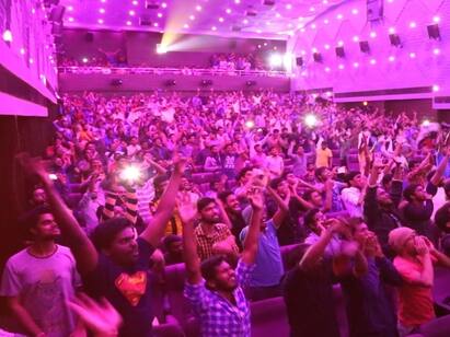 Spider Man: No Way Home  theatre response goes viral on social media Spider Man: ரஜினி இல்லை... அஜித் இல்லை... விஜய் இல்லை... அதிகாலையில் தியேட்டரை அதிரவிட்ட ஸ்பைடர் மேன்!