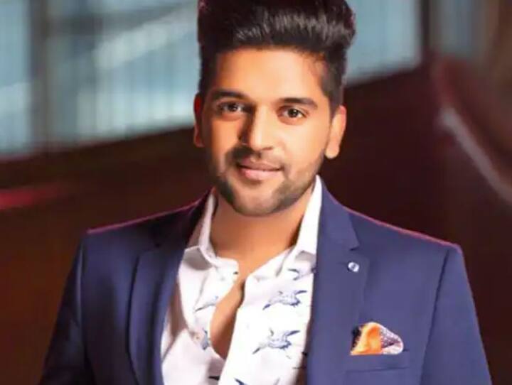 ਸਾਲ 2012 ਵਿੱਚ, ਗੁਰੂ ਨੇ ਇੱਕ ਸ਼੍ਰੀਲੰਕਾਈ ਗਾਇਕ ਨਾਲ ਆਪਣਾ ਪਹਿਲਾ ਗੀਤ ਰਚਿਆ, ਜਿਸ ਨਾਲ ਉਸਨੂੰ ਬਹੁਤ ਪ੍ਰਸਿੱਧੀ ਮਿਲੀ। ਗੀਤ ਦਾ ਨਾਂ ਸੀ 'ਸੇਮ ਗਰਲ'।